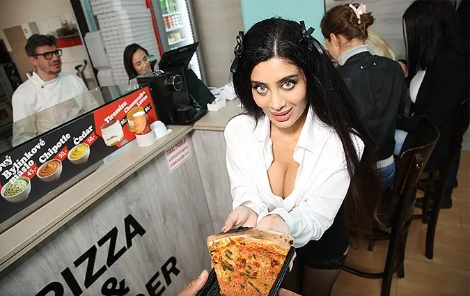 LatinaMylf – Marina Maya – Big Tip For The Waitress